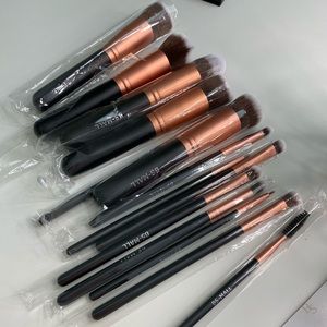 14 pc Kabuki brush set. BRAND NEW